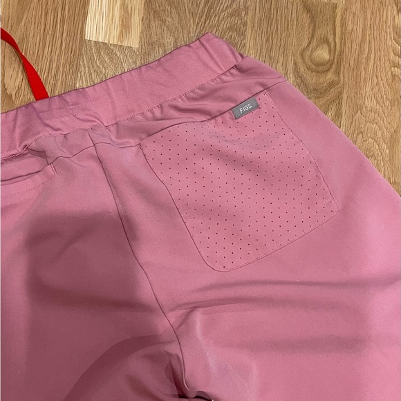 Chalk pink Figs scrub set - Picture 6 of 6